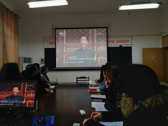说明: I:\saving\2020年11月至2021年2月\关于组织学习\关于组织观看《为了和平》20201221\伟德国际victor1946组织全体教职工观看纪录片《为了和平》\伟德国际victor1946教工第一党支部《为了和平》观看学习开展情况\教工第一党支部组织观看照片集\支部集体观看 1.jpg